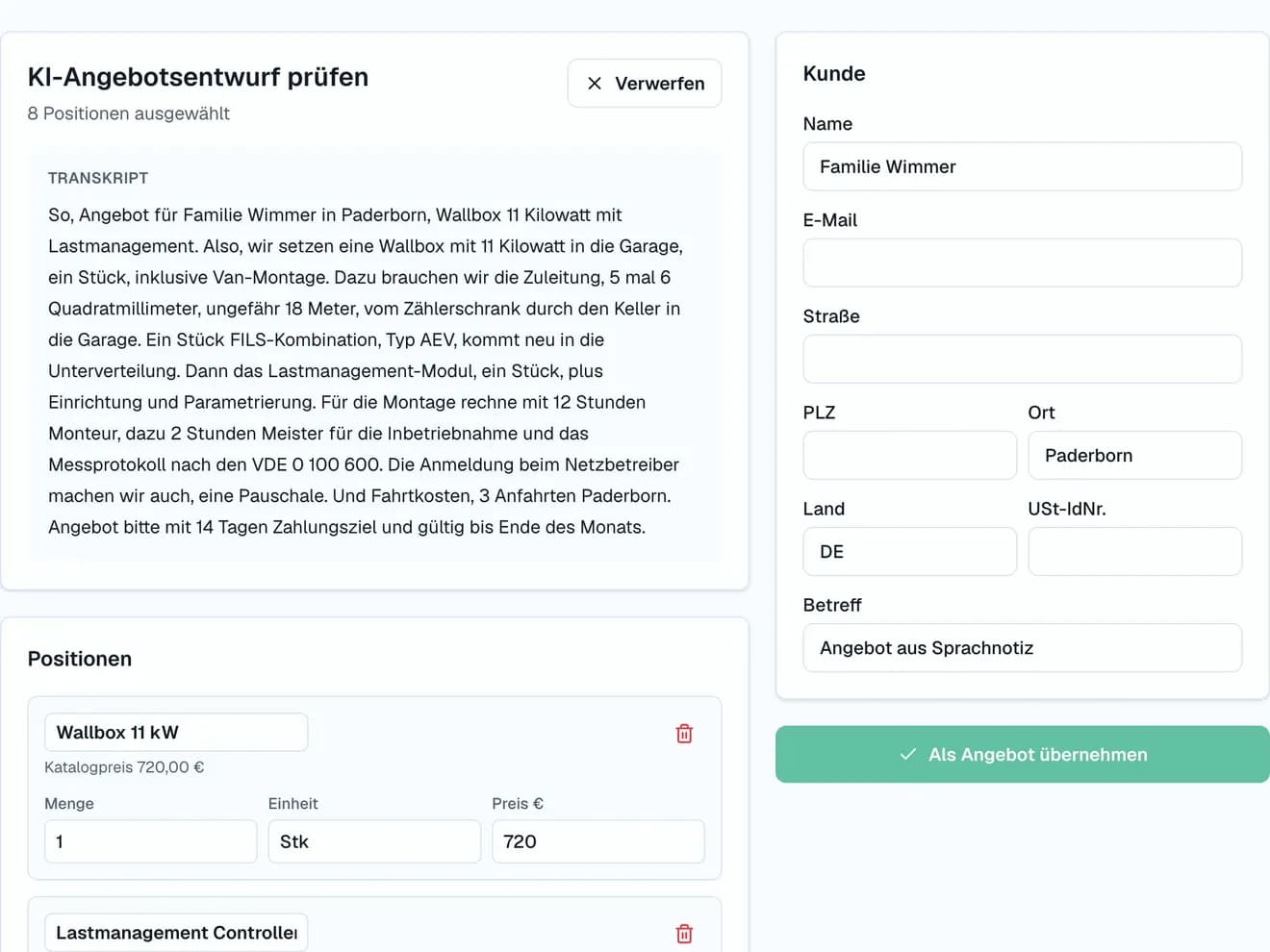 KI-Angebotsentwurf prüfen in baumacht: das Transkript der eingesprochenen Sprachnotiz über eine Wallbox 11 kW mit Lastmanagement, darunter die erkannten Positionen mit Katalogpreis (Wallbox 11 kW, 720,00 €), rechts der erkannte Kunde Familie Wimmer in Paderborn und der Knopf „Als Angebot übernehmen“